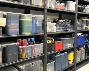 Bod med reoler og gjennomsiktige kasser for systematisk oppbevaring