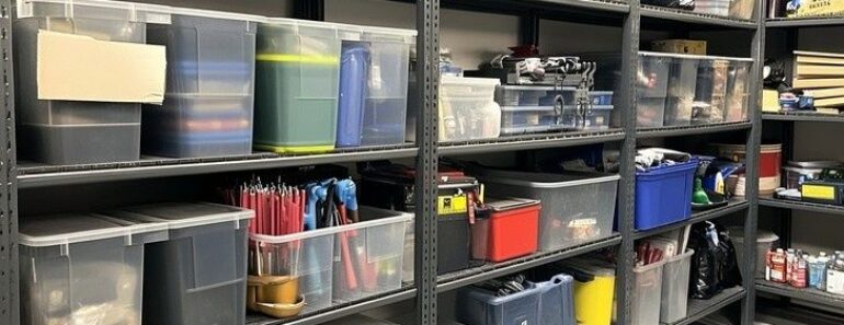 Bod med reoler og gjennomsiktige kasser for systematisk oppbevaring