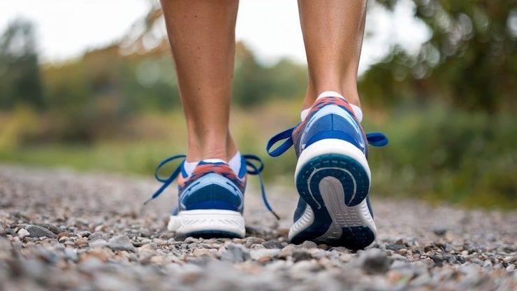 Joggesko på en grusvei under en utendørs kveldstur